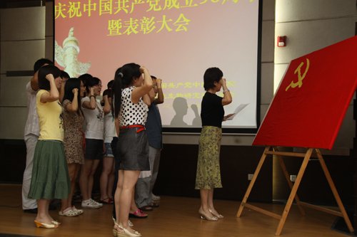 进一步掀起创先争优活动的新高潮