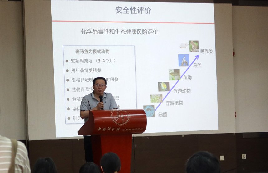 雷磊 图