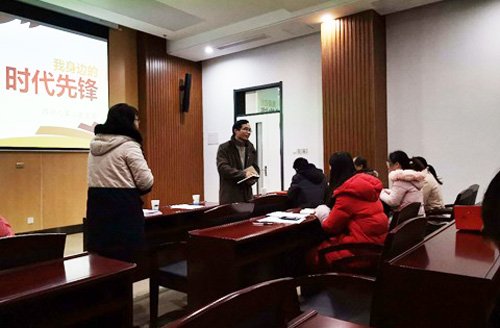四中心第二党支部开展“我身边的时代先