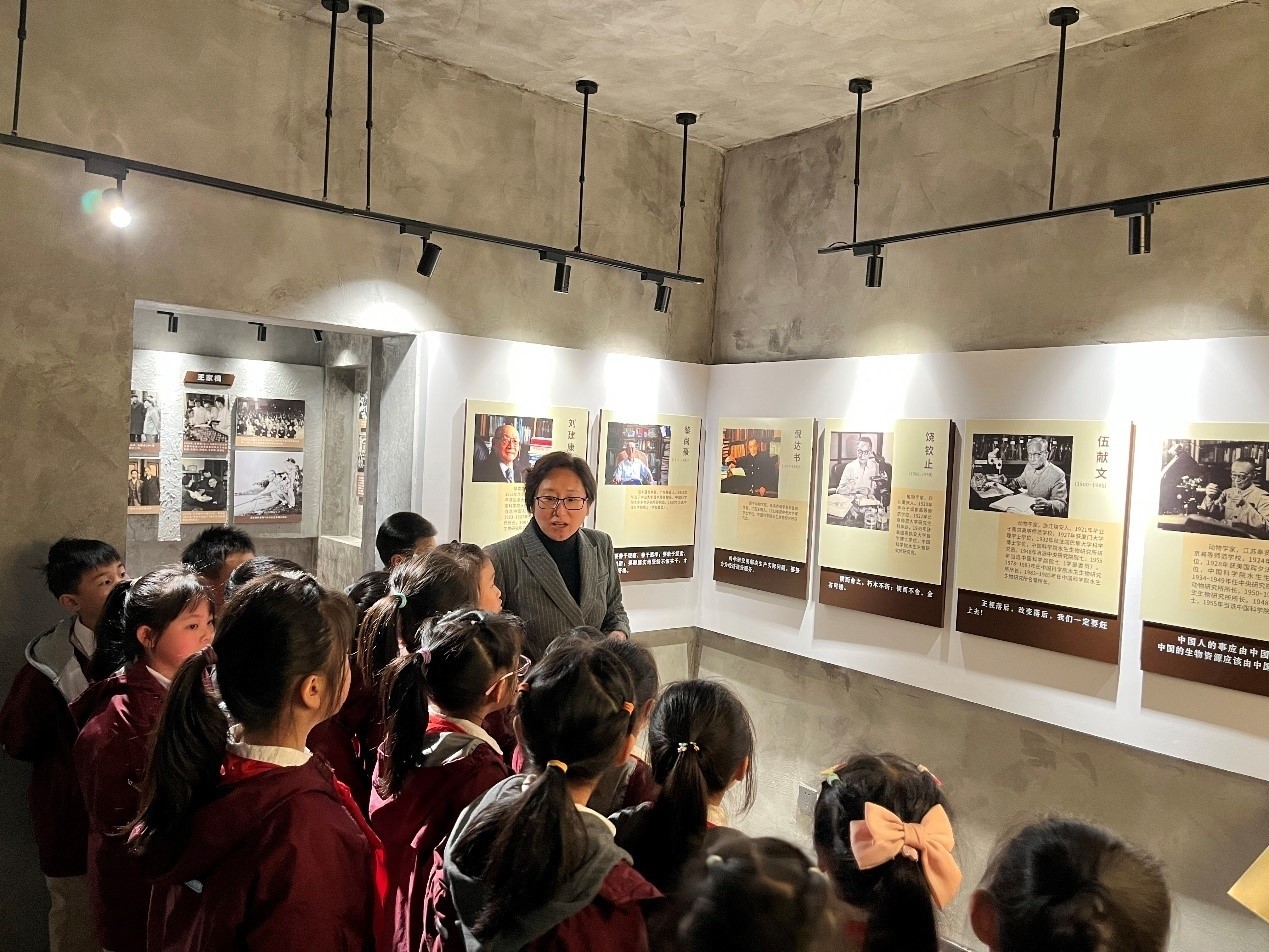 水生所与武大二附小联合开展弘扬科学家