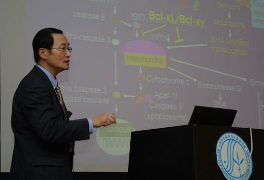 美国坦普尔大学杨晓峰副教授来我所进行