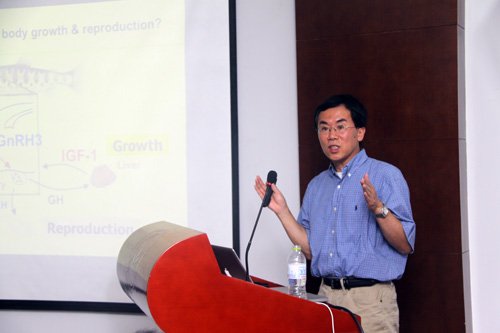 美国密西根大学段存明教授到水生所进行