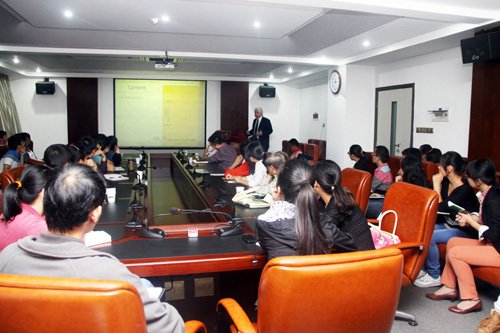 法国勒芒大学教授Benoit SCH