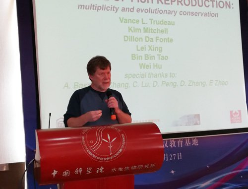 渥太华大学Vance L. Trud