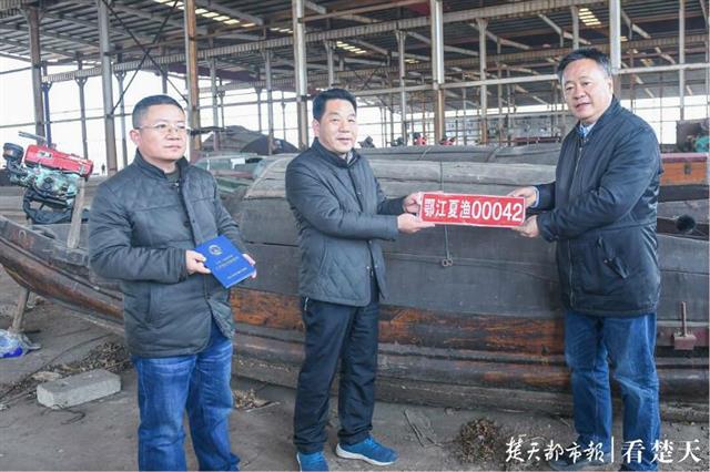 武汉40余岁退捕渔船“划”进中科院博