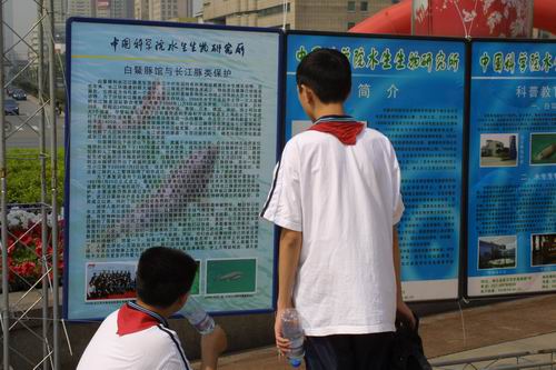 本届科技活动周的主题是“携手建设创新