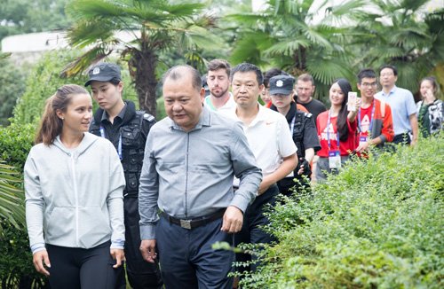 劳伦·戴维斯携手武网关爱江豚