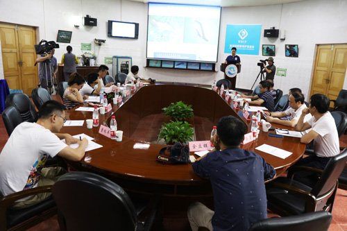水生所在人工饲养条件下成功繁殖的小江
