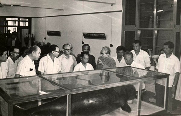 1980年胡耀邦等参观水生生物标本室