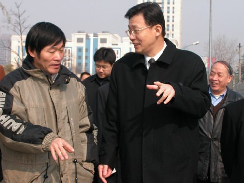 时任中共中央政治局委员