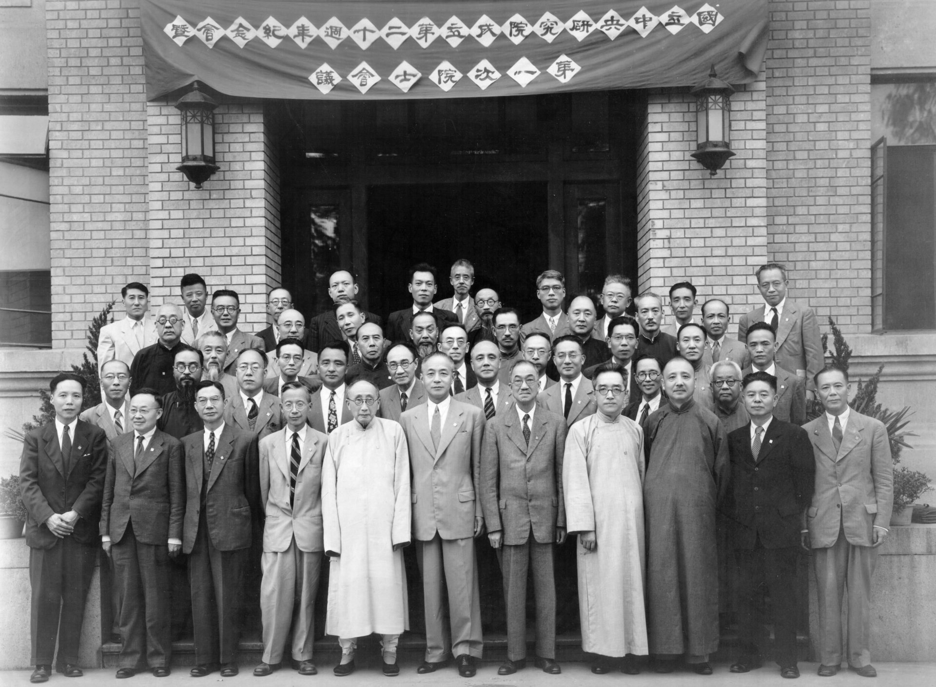 时任中共中央政治局委员