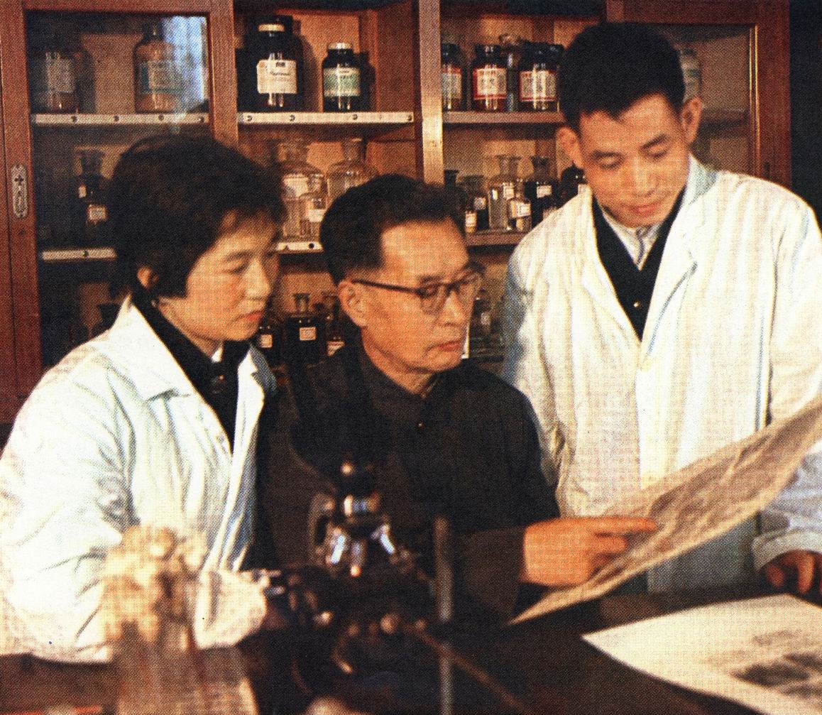 鱼病研究室倪达书教授指导青年研究人员