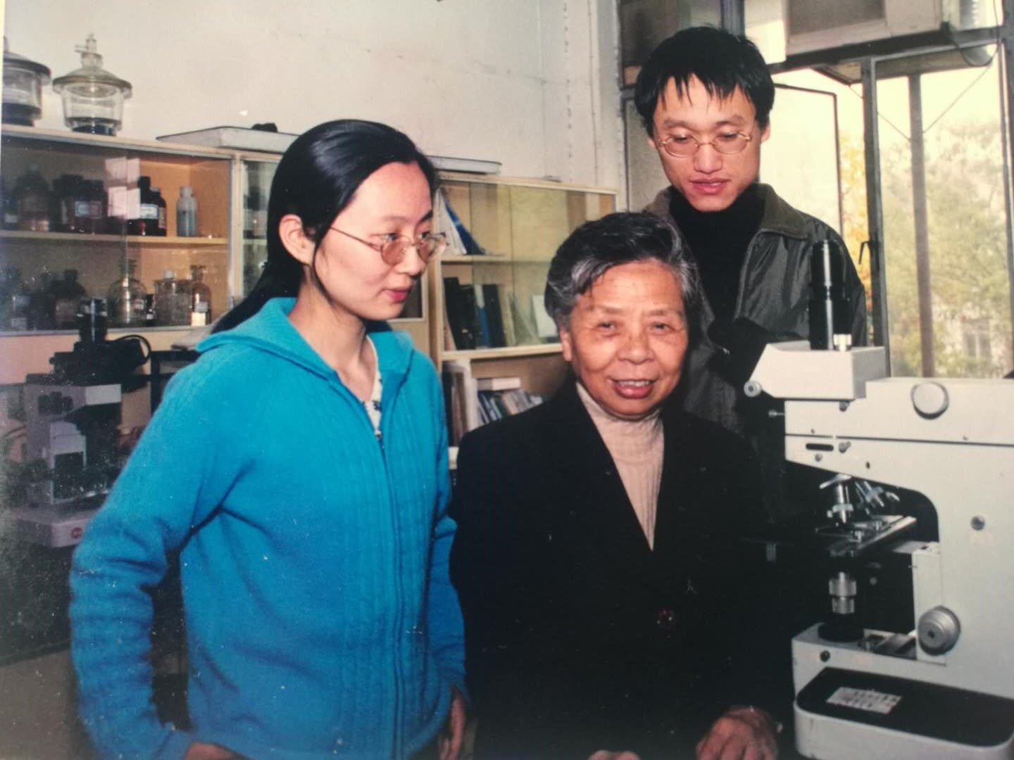 冯伟松老师和杨军博士在显微镜观察样品