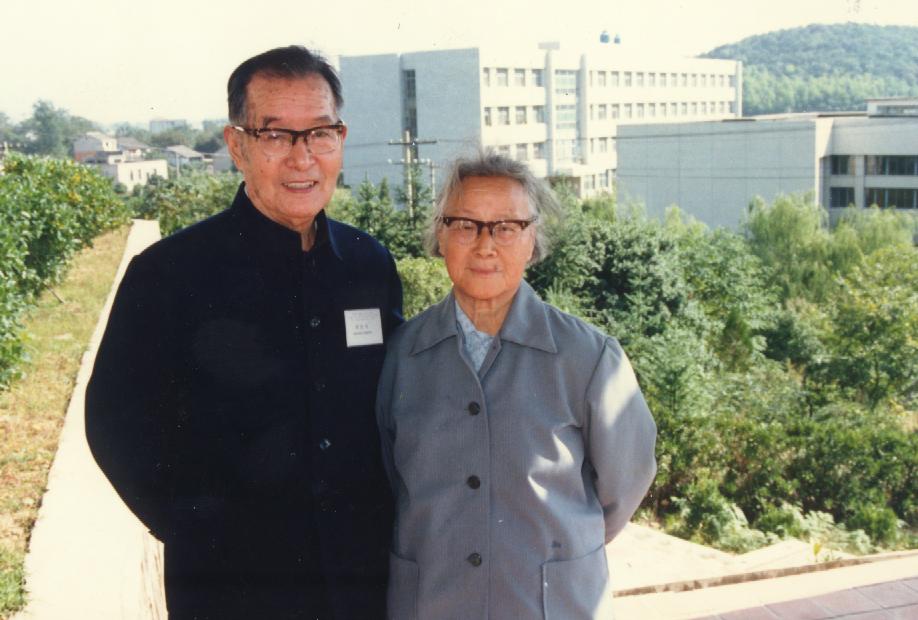 1986年参加在无锡召开的“中国稻-