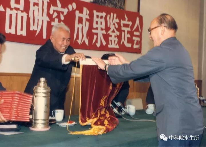 抗日战争以前长期在上海麦加利银行任职