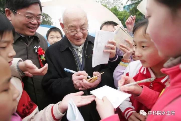 我幼年就读于上海毓贤小学