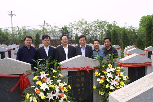研究生和已退休的部分老同志以及伍老的