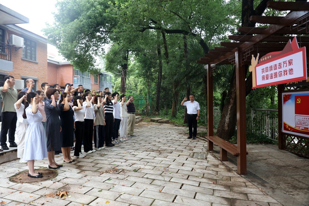 表彰大会在庄严的国歌声中拉开帷幕