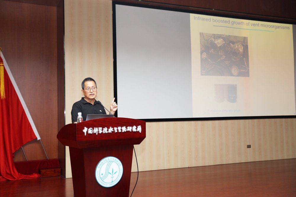 法国科研中心吴龙飞教授做客水生所创新