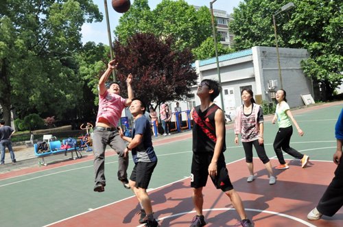 水生所二中心举行“乐在其中”趣味篮球