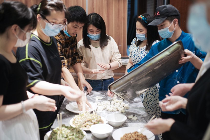 水生所研究生与食堂员工举办包饺子联谊