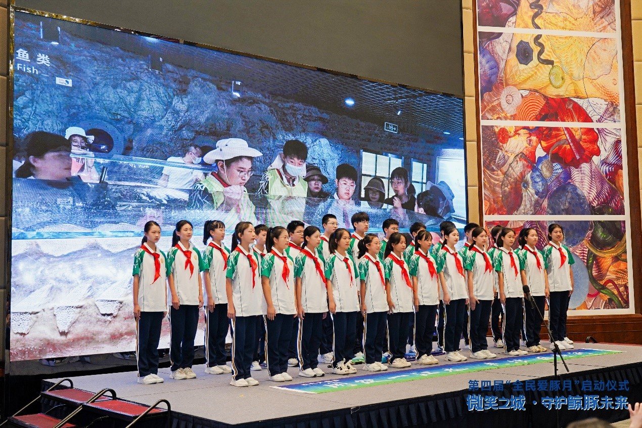 在孩子们深情的合唱《长江之歌》歌声中