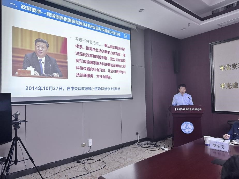 作者：周芳