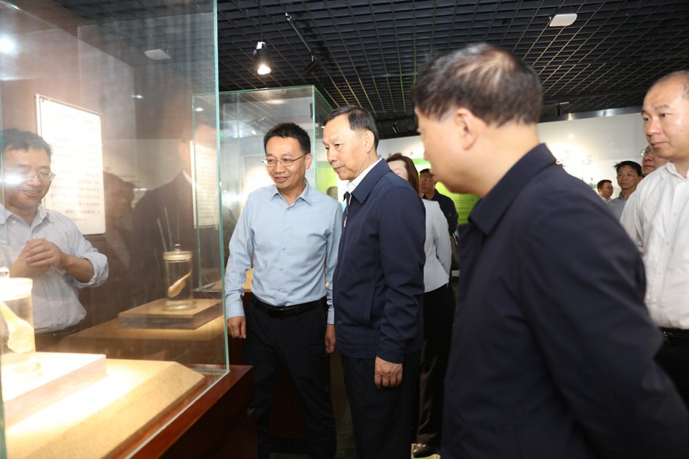 省人大常委会党组书记