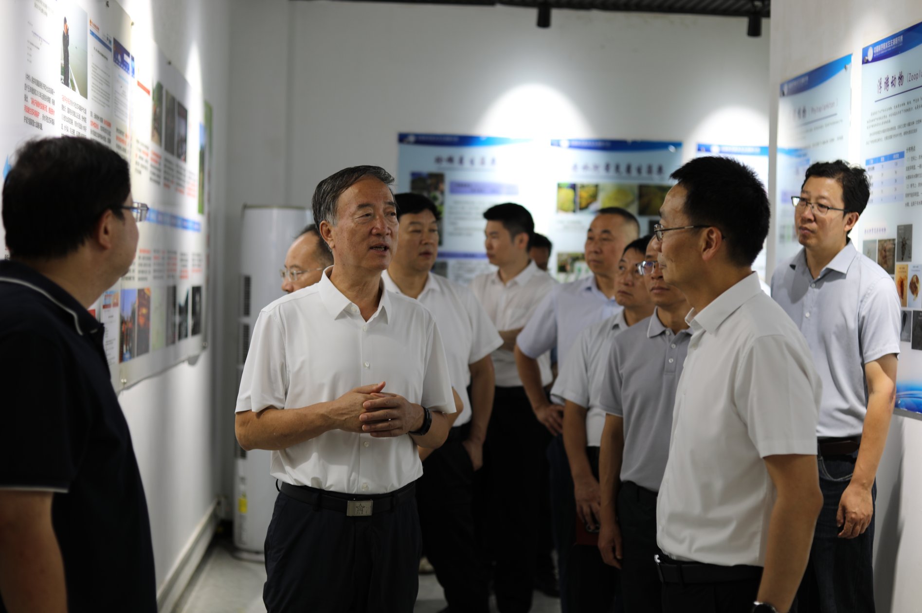 贵州省政协主席赵永清一行调研水生所赤